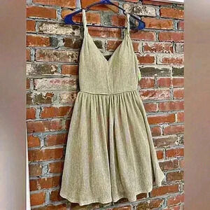 3 for $15//City Triangles Champagne Sparkly Vneck Size 7‎